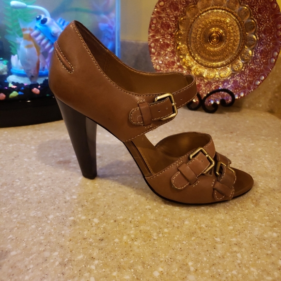 Tahari sandals - Picture 3 of 6